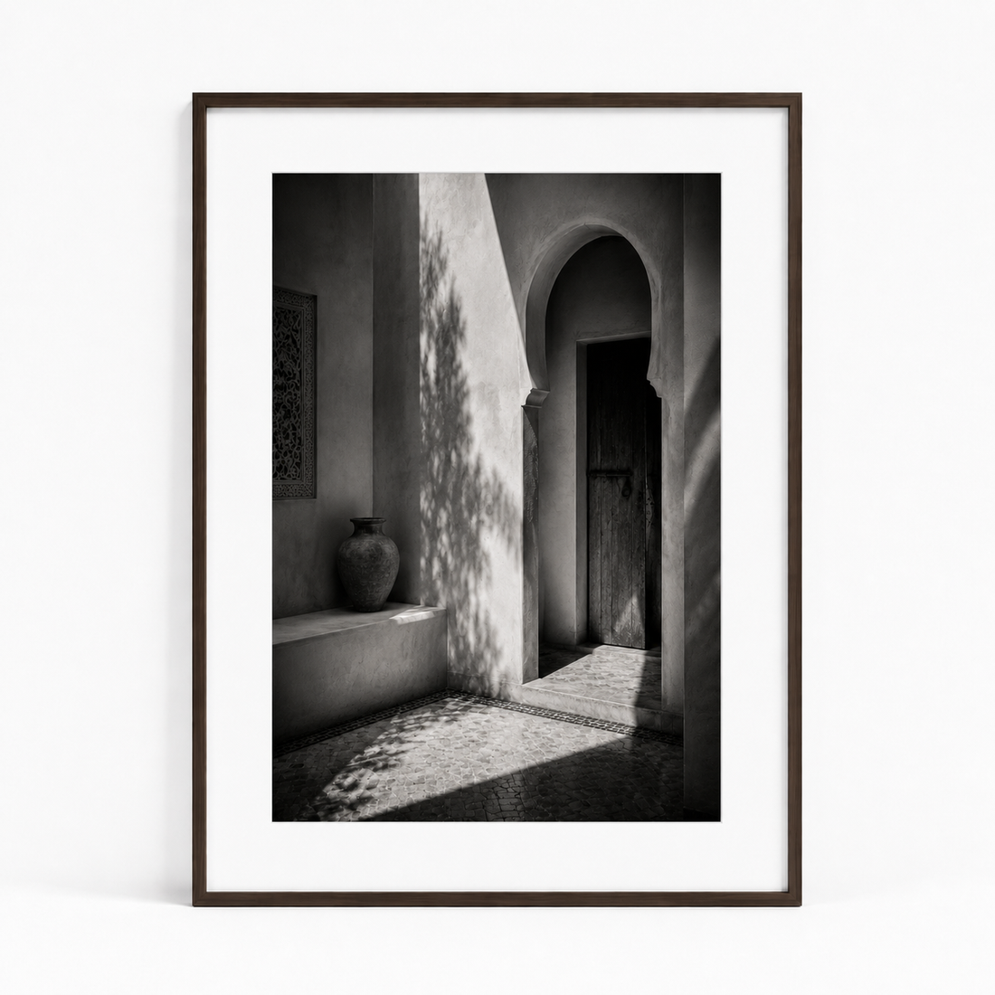 Tableau encadré Marocain Noir & Blanc – La cour – Tableau Encadré Premium, S : 30x20cm, Cadre Noir Mat