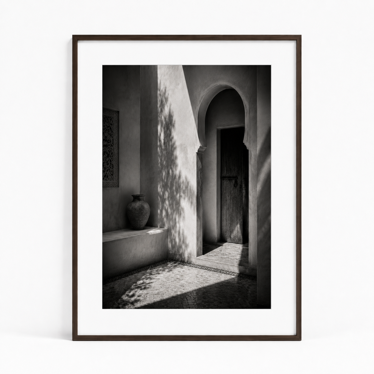 Tableau encadré Marocain Noir & Blanc – La cour – Tableau Encadré Premium, S : 30x20cm, Cadre Noir Mat