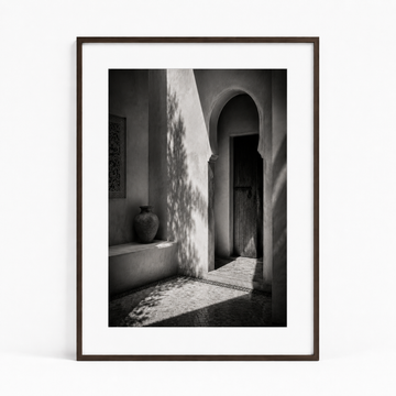 Tableau encadré Marocain Noir & Blanc – La cour – Tableau Encadré Premium, S : 30x20cm, Cadre Noir Mat